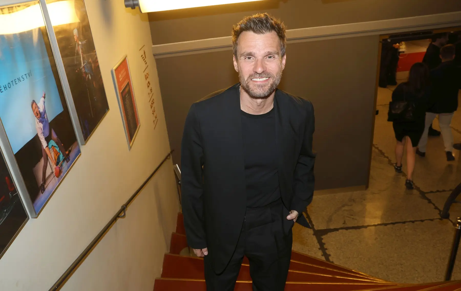 Leoš Mareš se usmívá.