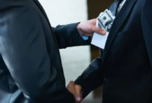 Muži si třesou rukou.