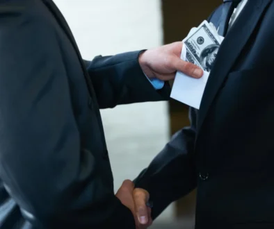 Muži si třesou rukou.