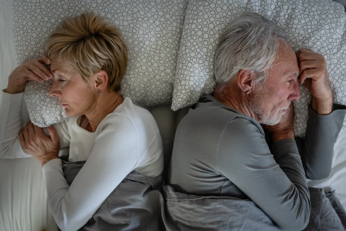 shutterstock_2711511559-2 | TVGURU.cz Žena leží vedle muže.