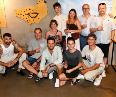 lidé u zdi pózují na fotku