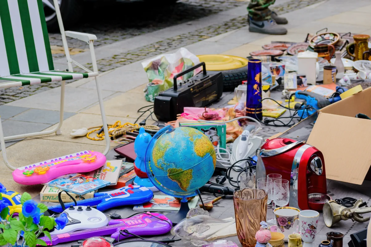 Na zemi leží spousta věcí.