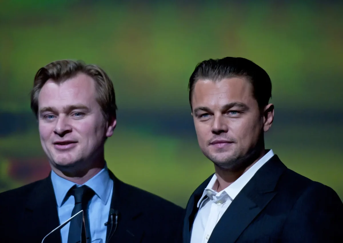 Režisér Christopher Nolan stojí vedle DiCapria.