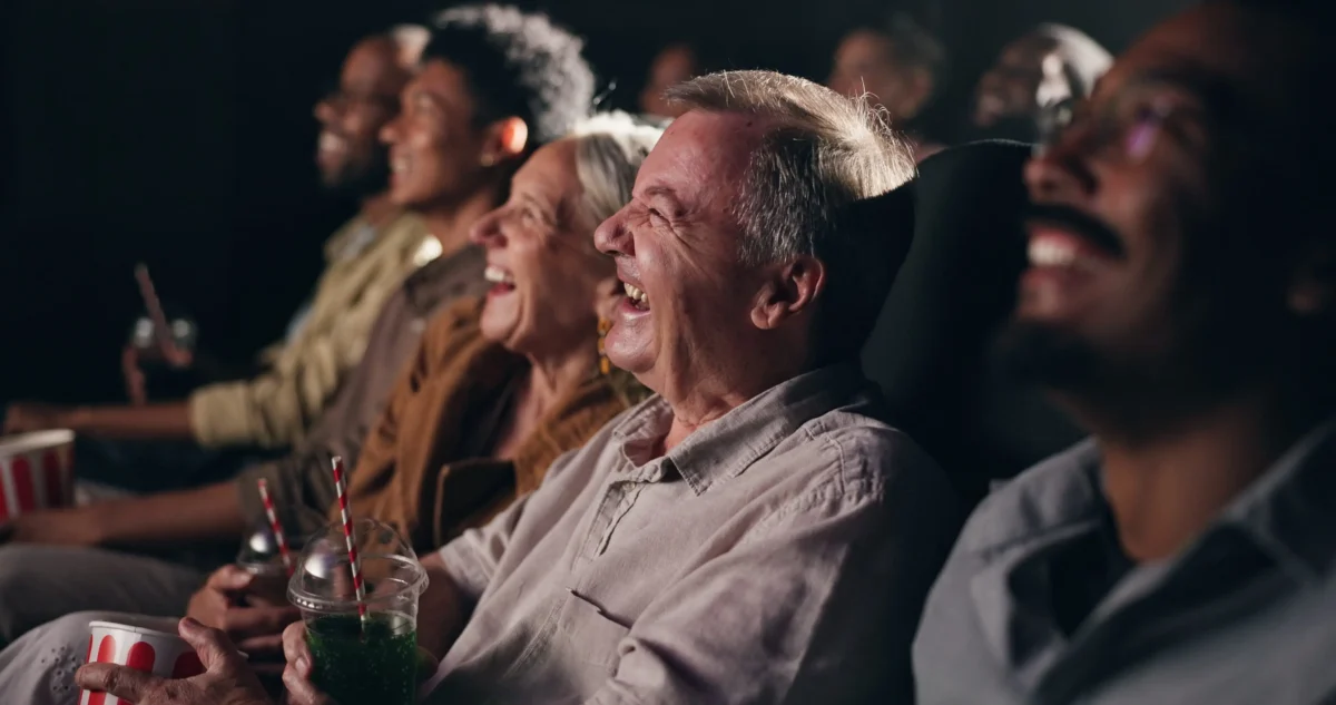 smějící se lidé v kině