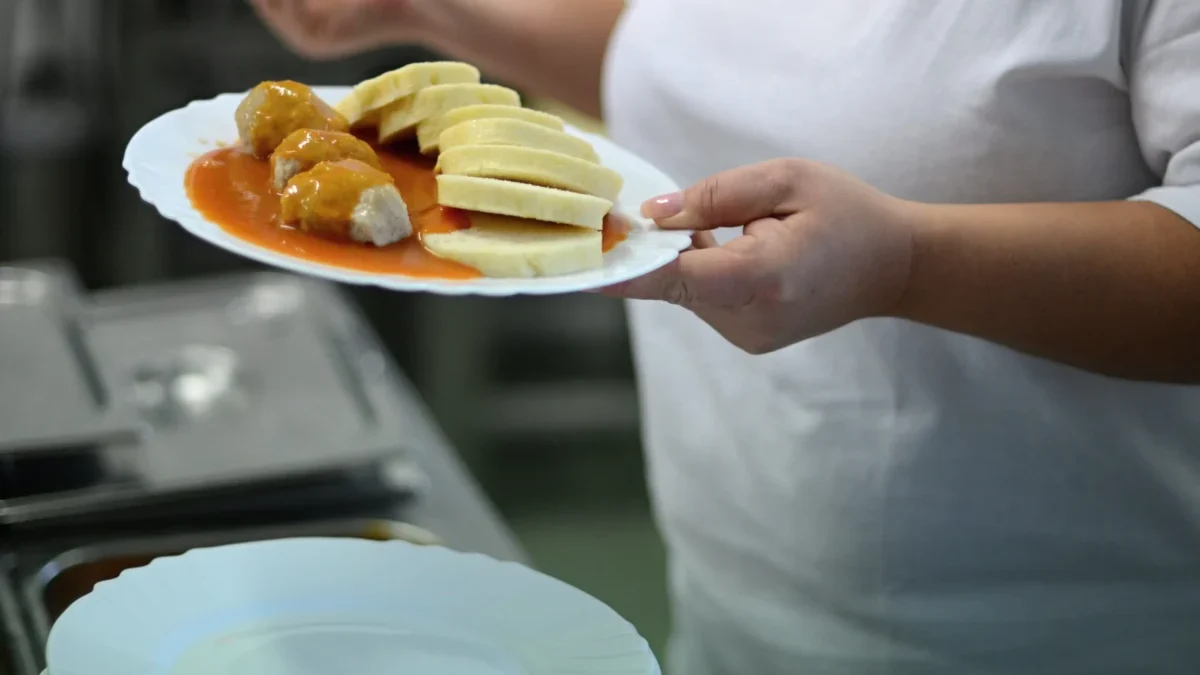 žena nandává jídlo