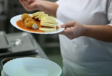 žena nandává jídlo