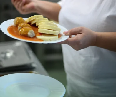 žena nandává jídlo