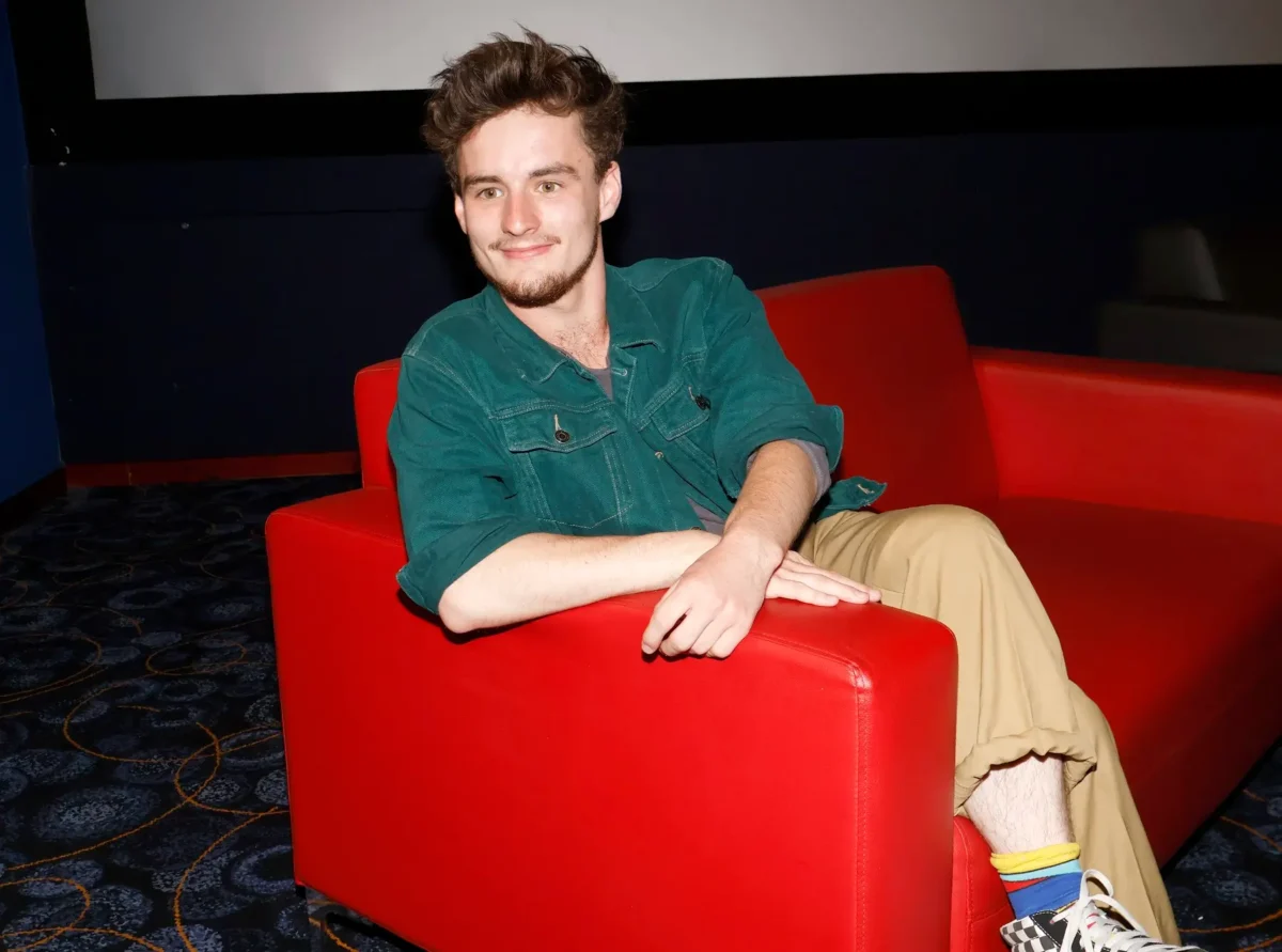 profimedia-0897725344 | TVGURU.cz Ondřej Stupka sedí v křesle.