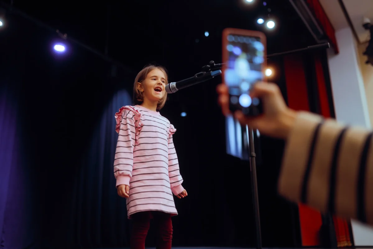 Holčička vystupuje na pódiu. 