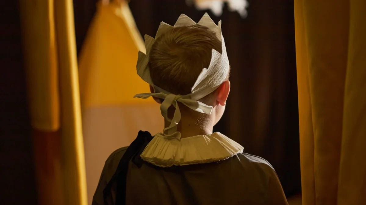 Chlapec má na hlavě korunku.