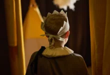 Chlapec má na hlavě korunku.