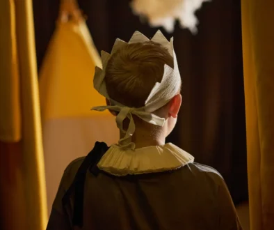 Chlapec má na hlavě korunku.