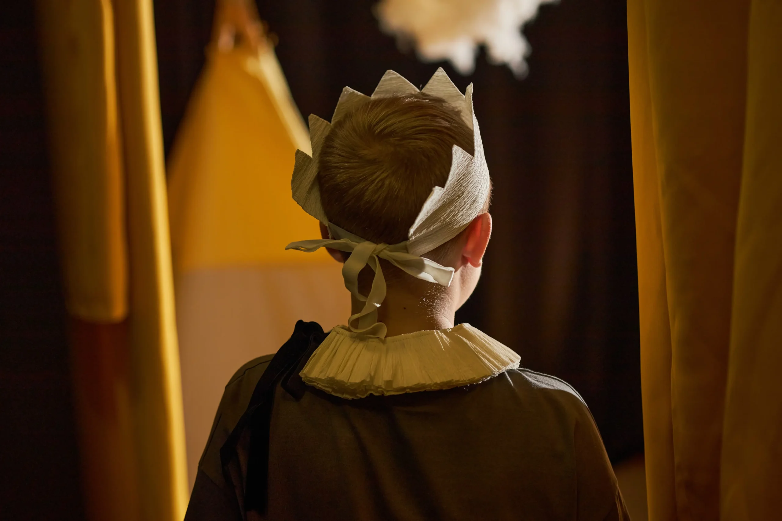 Chlapec má na hlavě korunku.