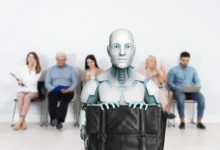 Robot sedí před lidmi.