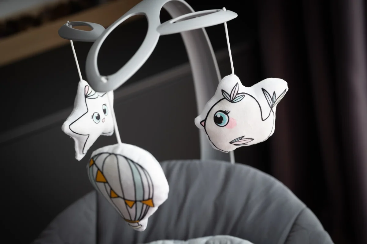 shutterstock_2690439873 | TVGURU.cz Nad kočárkem visí hračky.