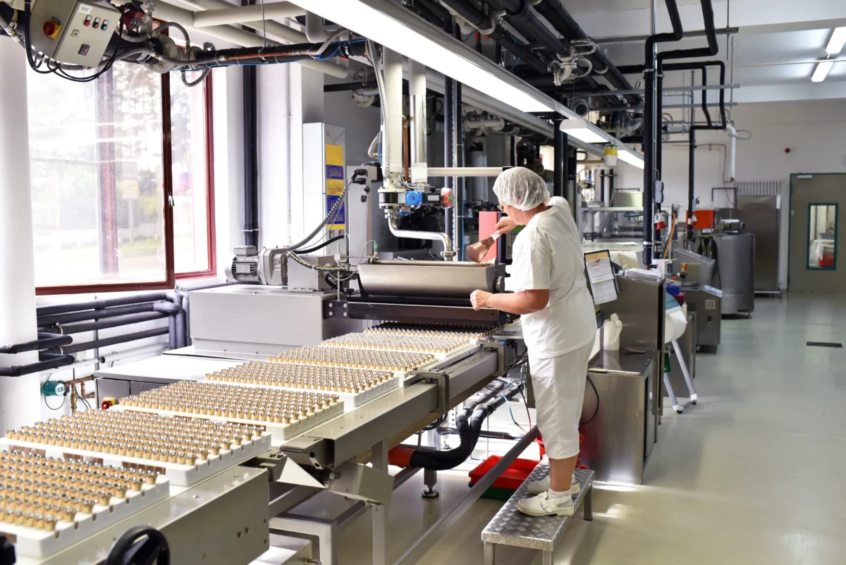 Žena pracuje u linky. 