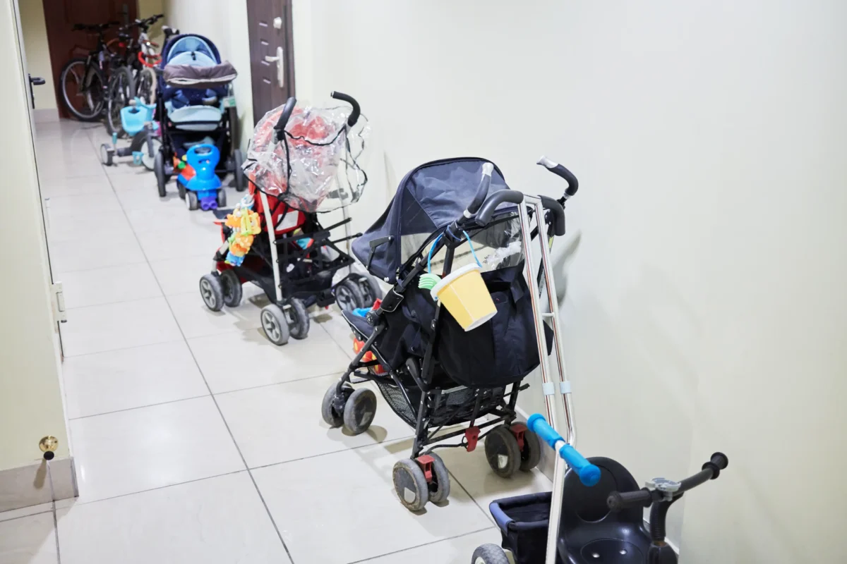 shutterstock_499076938 | TVGURU.cz V řadě stojí několik kočárků.