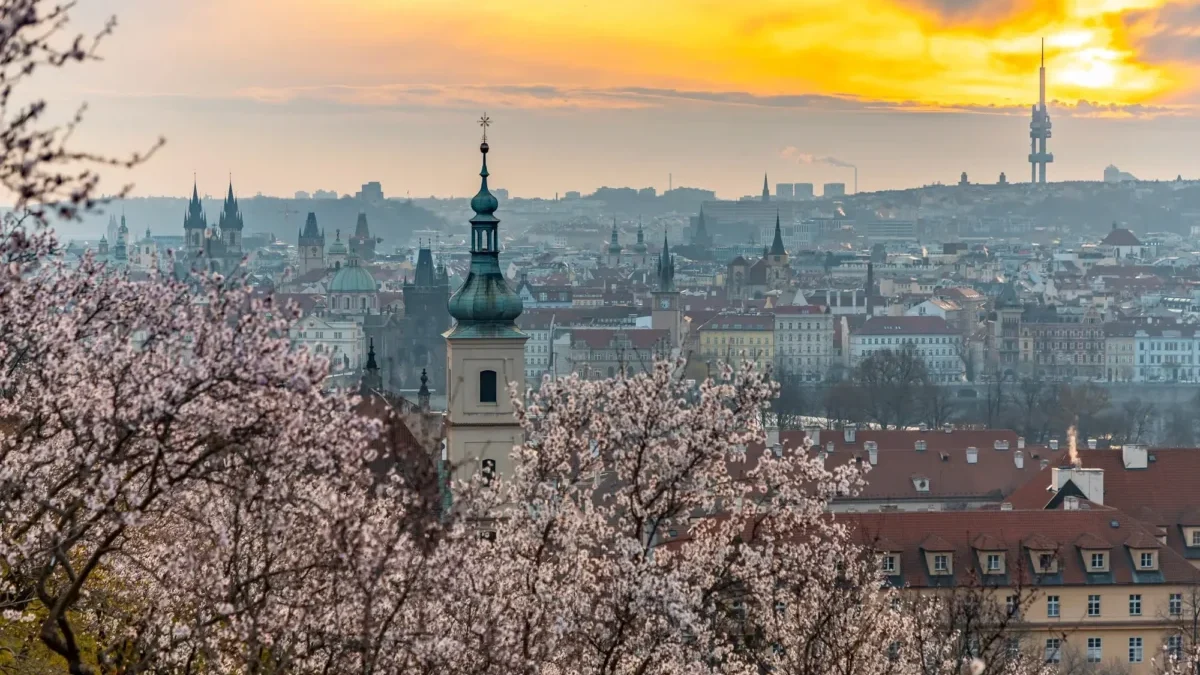 Jarní východ slunce nad Prahou. Zdroj: Shutterstock