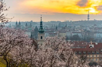 Jarní východ slunce nad Prahou. Zdroj: Shutterstock