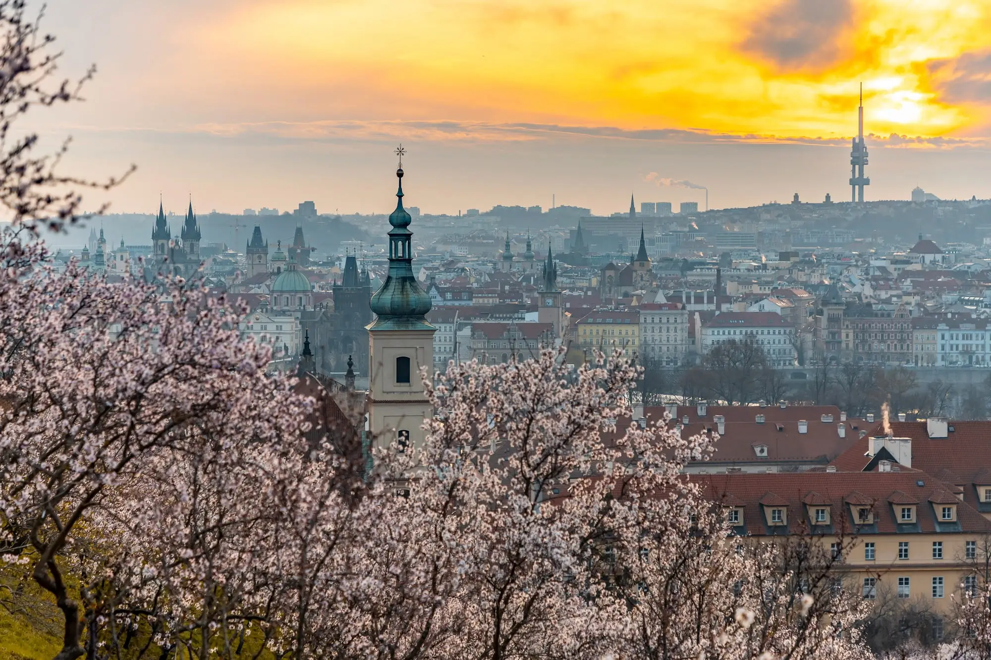 Jarní východ slunce nad Prahou. Zdroj: Shutterstock