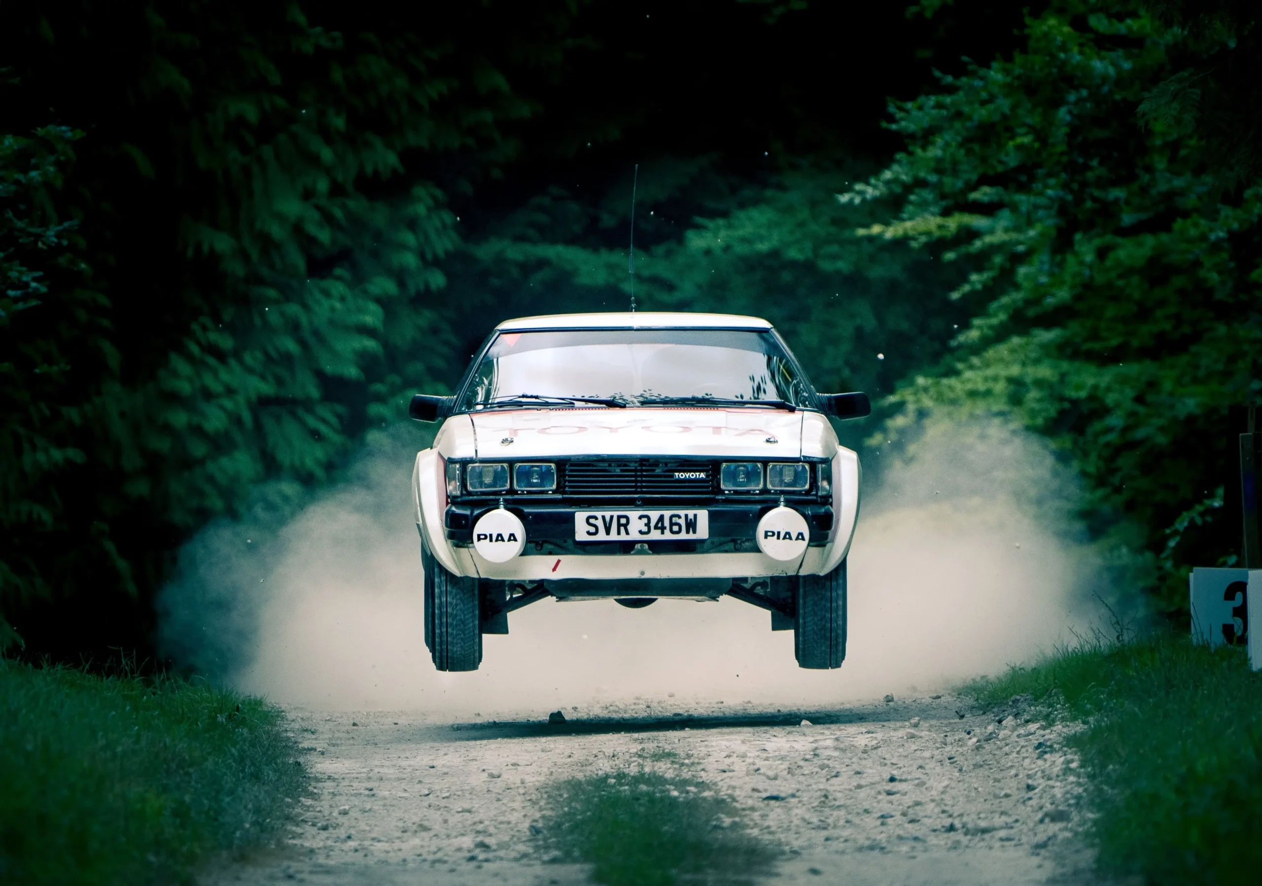 shutterstock_2355296581 1 | TVGURU.cz Rychle jedoucí auto