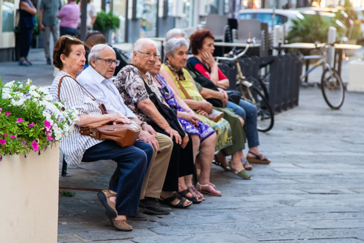 důchodci na lavičce venku