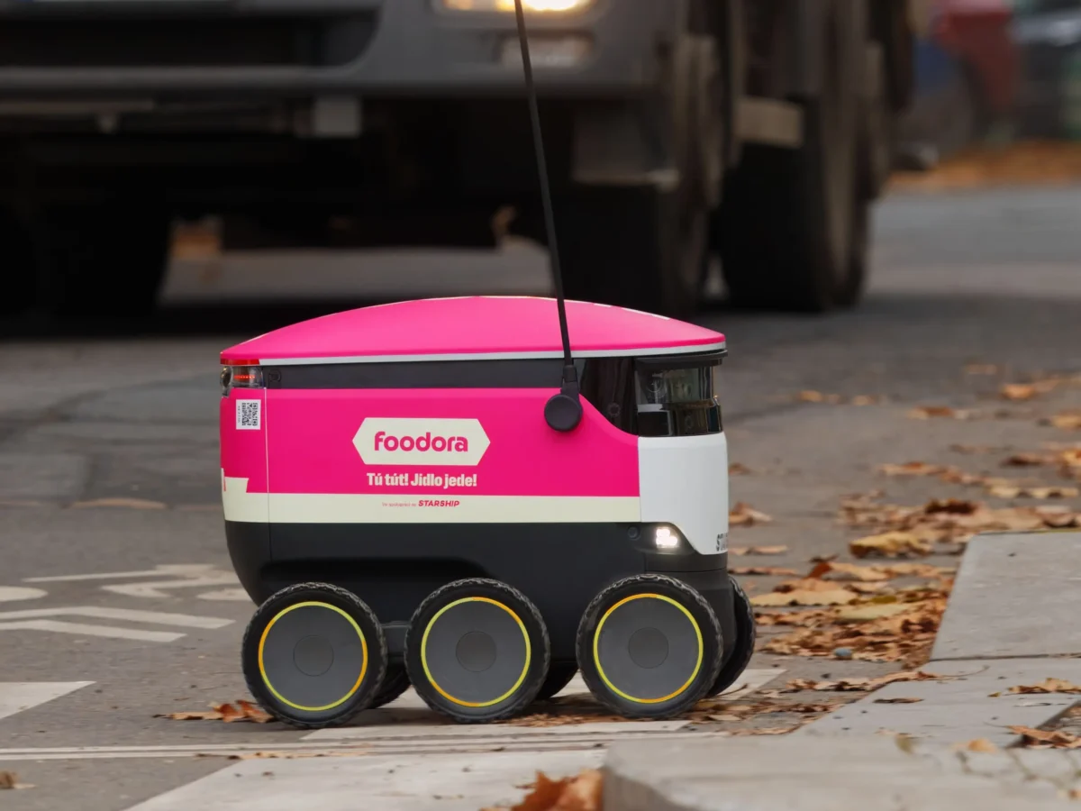 robot od rozvozové společnosti Foodora