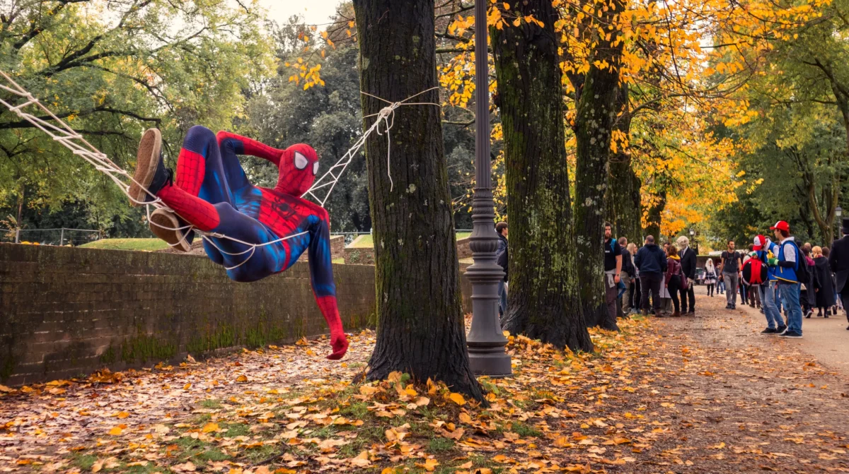 shutterstock_1220263039-2 | TVGURU.cz Spider-Man leží venku mezi stromy.