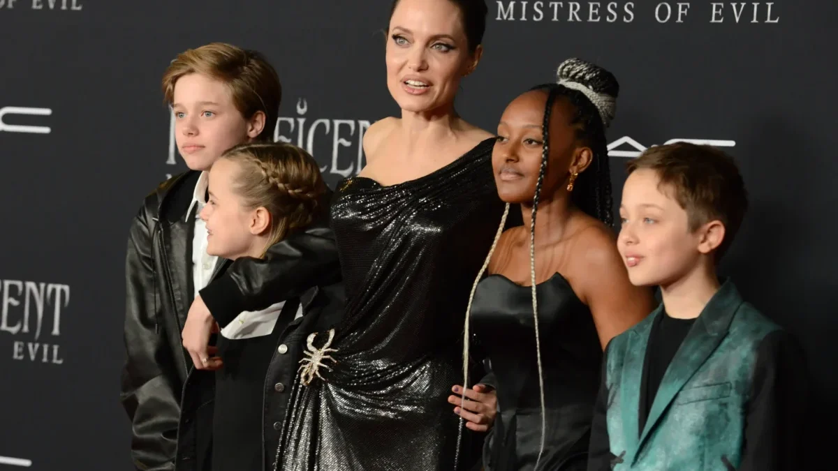 Angelina Jolie pózuje na fotku s dětmi.