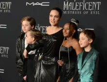 Angelina Jolie pózuje na fotku s dětmi.