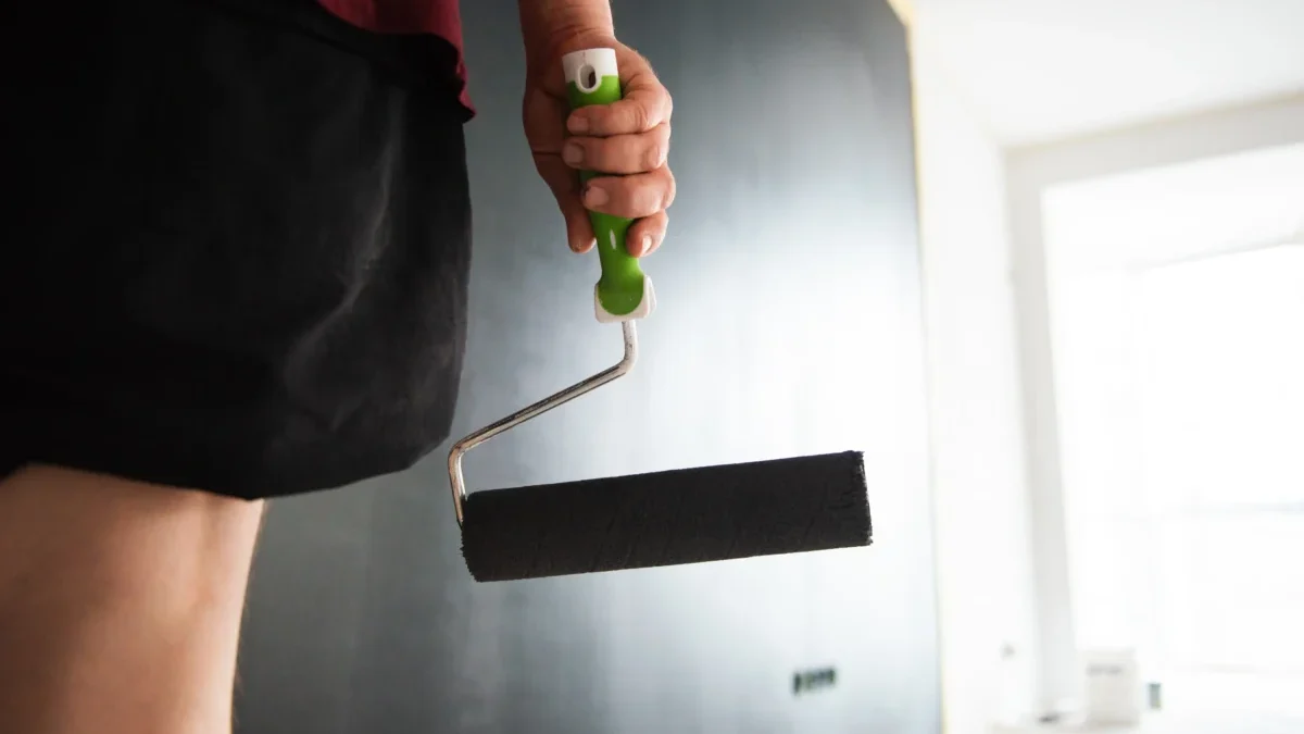 Žena maluje místnost.