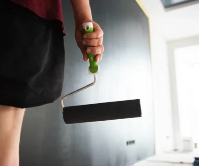 Žena maluje místnost.