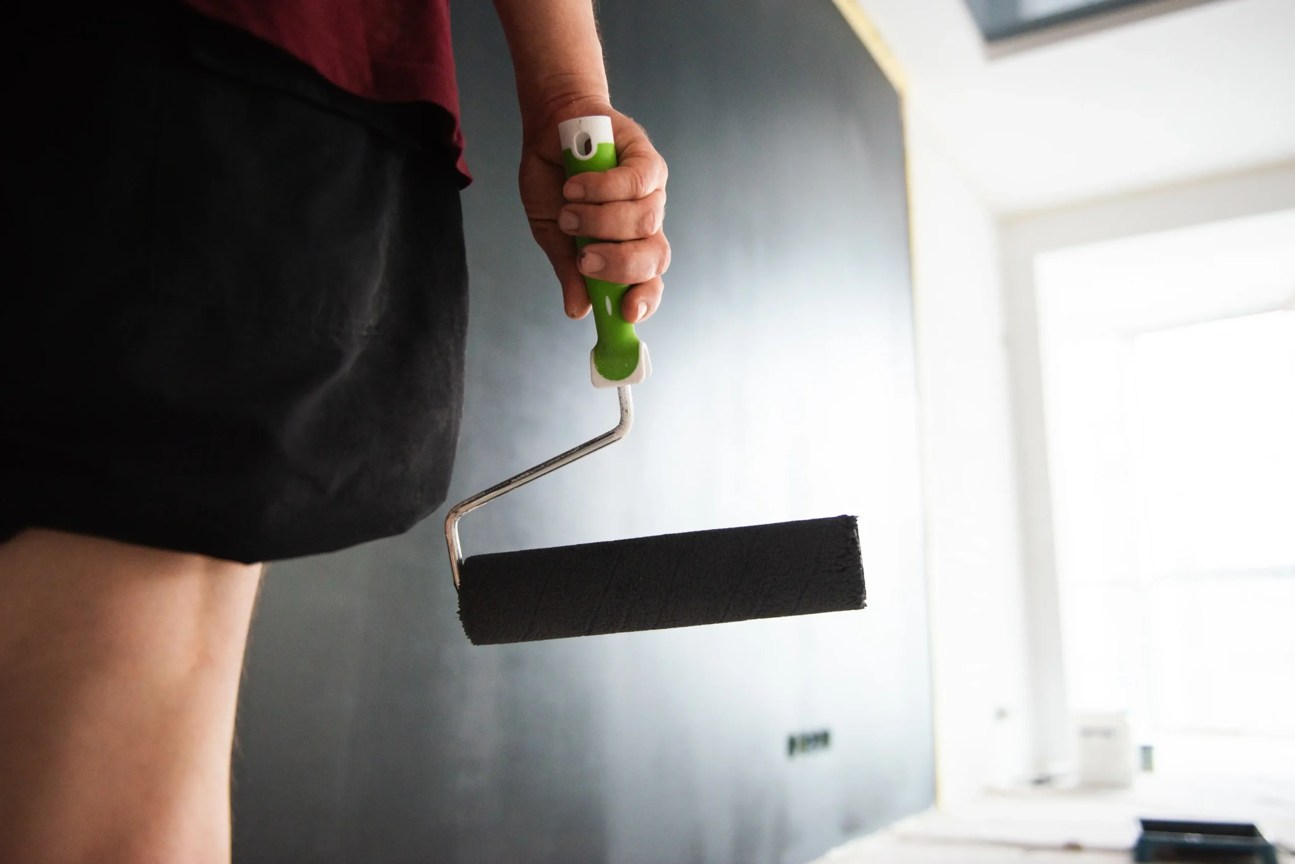 Žena maluje místnost.