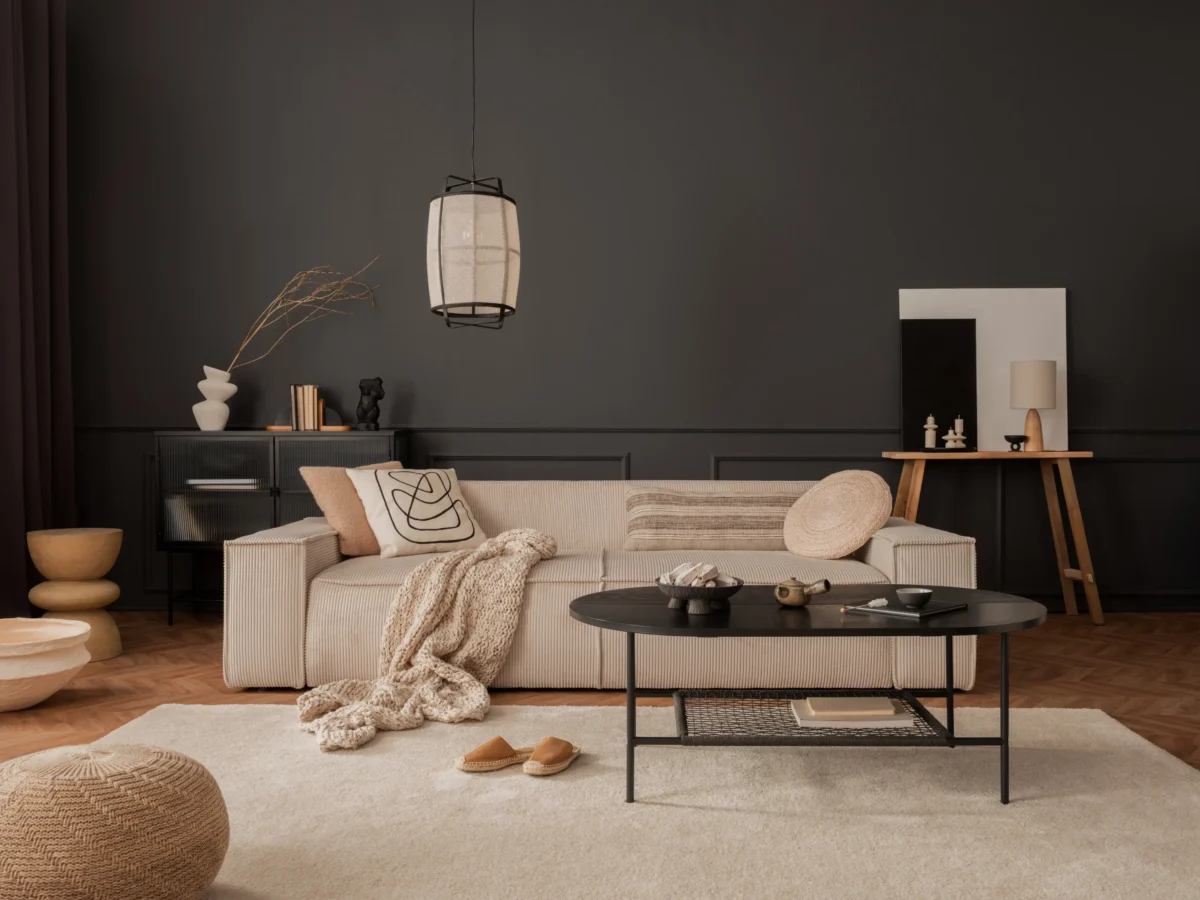 Obývací pokoj s černou stěnou