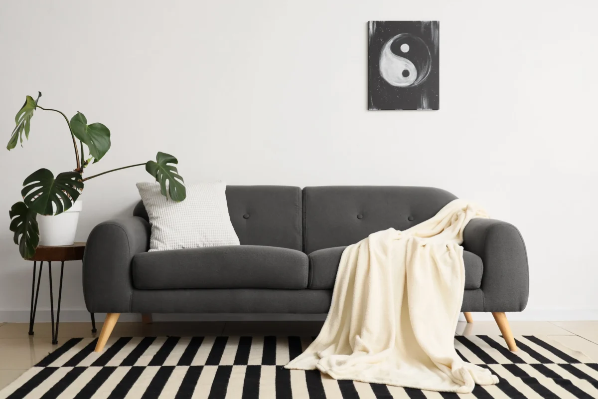 Prosvětlený obývací pokoj s pohovkou 