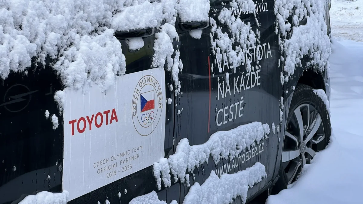 Zasněžené auto s olympijským symbolem