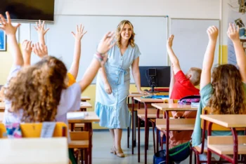 Děti se hlásí ve škole