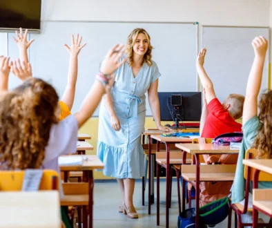 Děti se hlásí ve škole