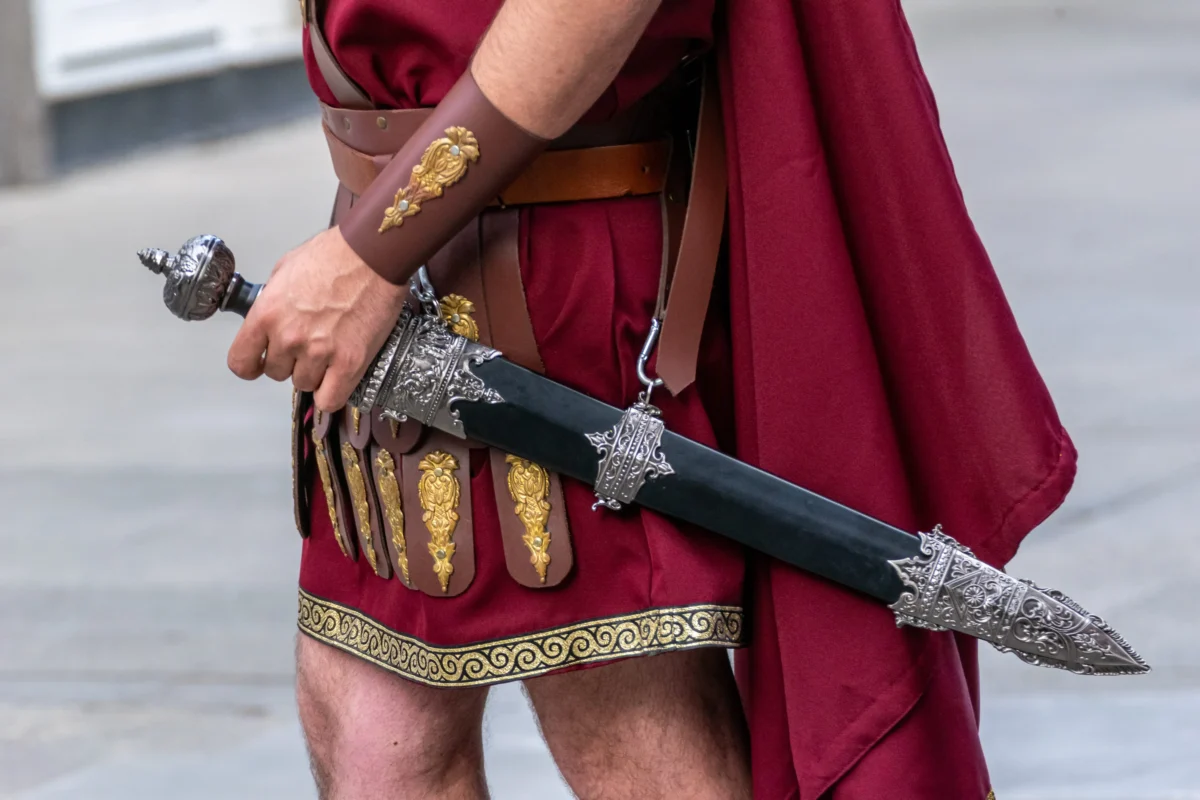 shutterstock_2659824039 1 | TVGURU.cz muž v kostýmu římského válečníka