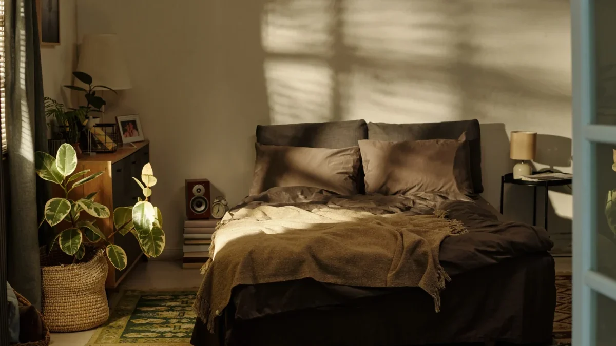 Ložnice s roztaženými závěsy.