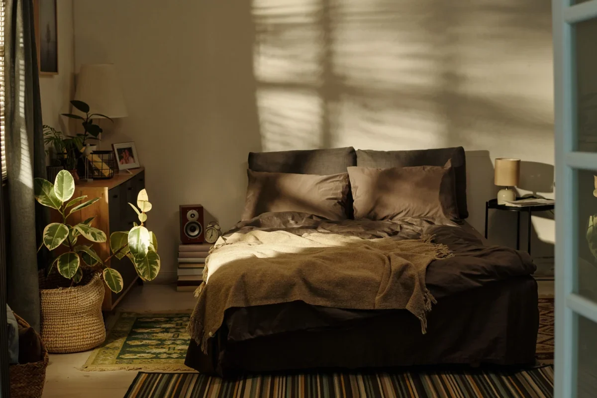 Ložnice s roztaženými závěsy.