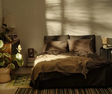 Ložnice s roztaženými závěsy.