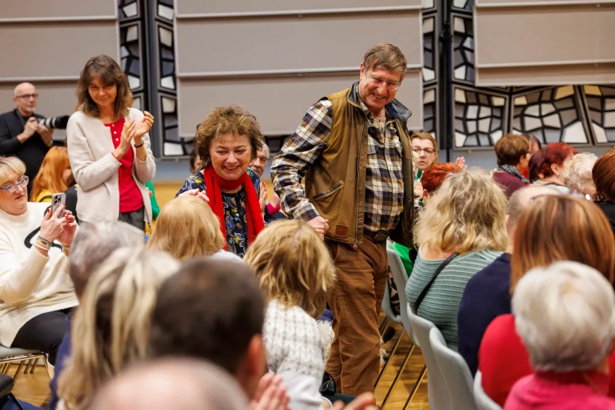 profimedia-1065337909 | TVGURU.cz Václav Vydra a Jana Boušková se prodírají mezi lidmi.