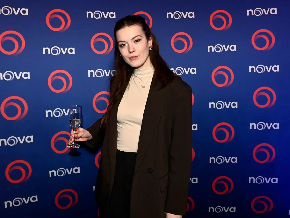 profimedia-1078054977 | TVGURU.cz Sára Korbelová v ruce drží sklenku.