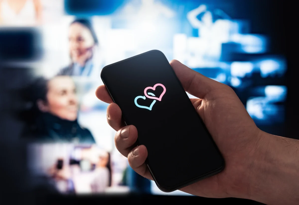 shutterstock_2586035143-2 | TVGURU.cz Člověk v ruce drží telefon.