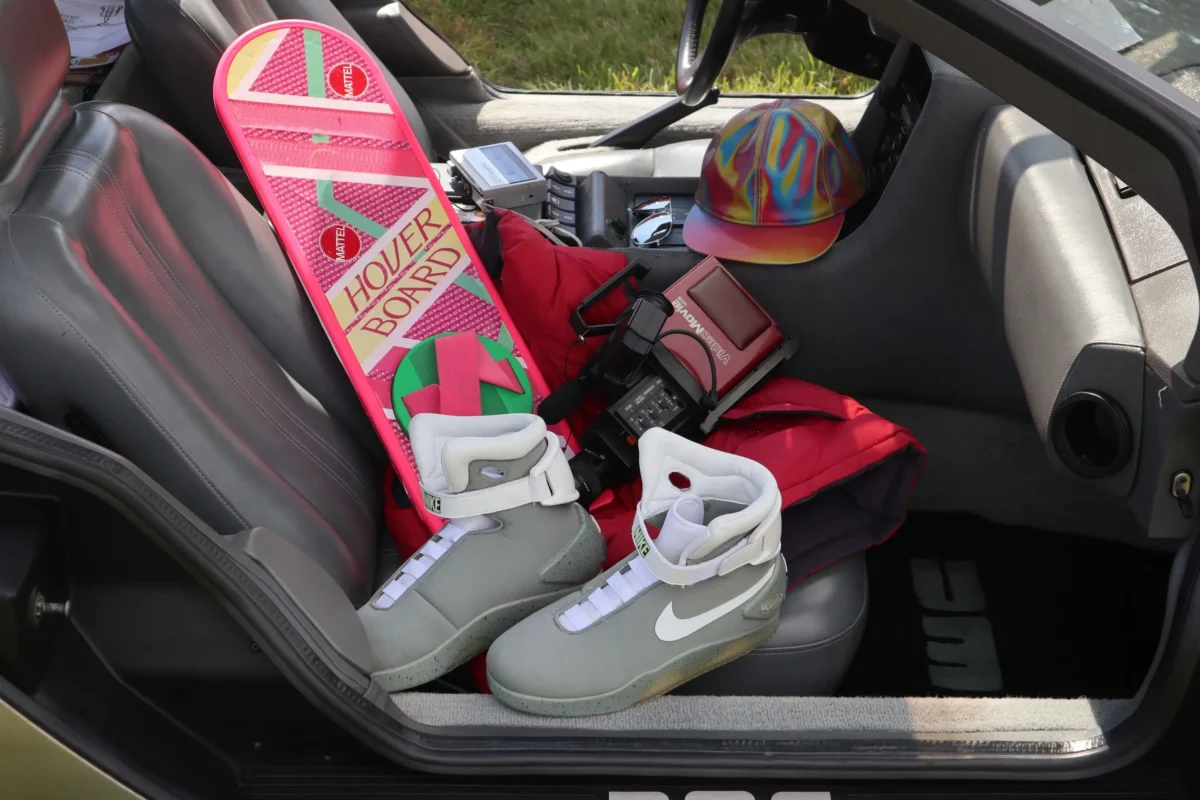 Back to the Future1 | TVGURU.cz hoover board, teniskya další věci z filmu Návrat do budoucnosti