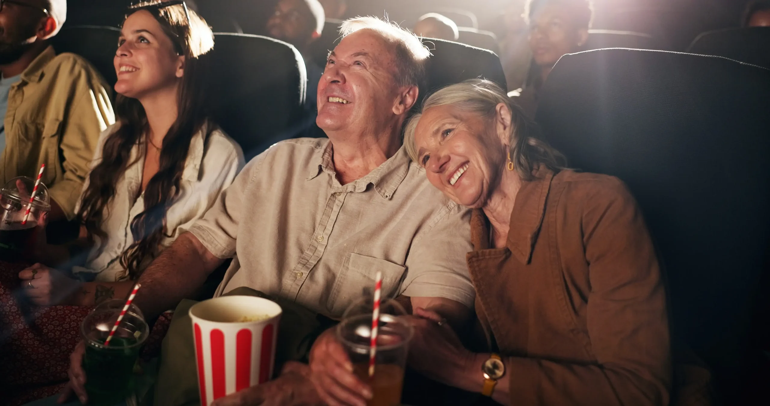 shutterstock_2657804477 1 | TVGURU.cz Dva straší lidé sedí v kině a baví se