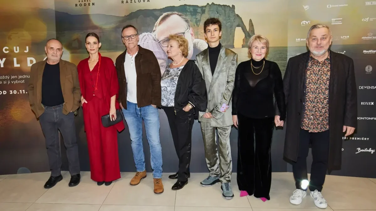 Herci stojí vedle sebe.