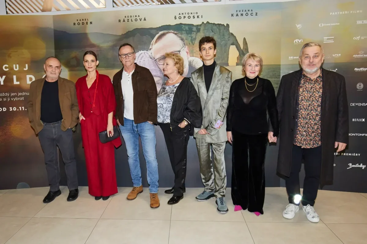 Herci stojí vedle sebe.