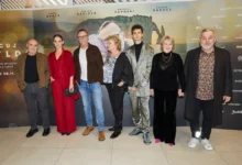 Herci stojí vedle sebe.